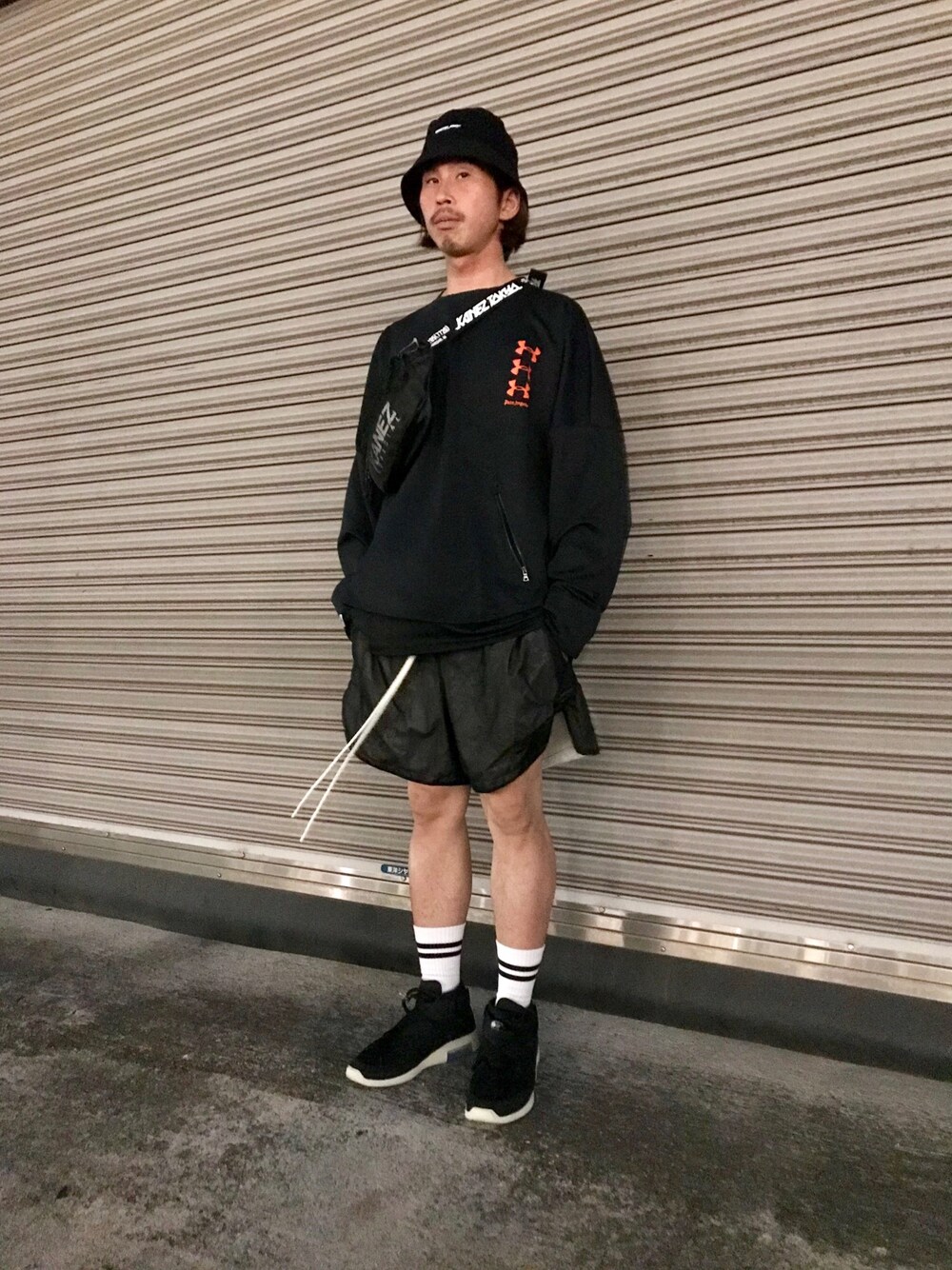 「ビッグシルエット、NIKE、黒、street、リラックススタイル、underarmour、fear of god、エアリアル、PALM ANGELS、紐の魔術師」｜「WHITELANDのWHITELAND/ホワイトランド/HAT（ハット、ブラック系）」を使った、よしやす(34歳)さん（メンズ・175cm）の春コーディネートの1枚目の写真