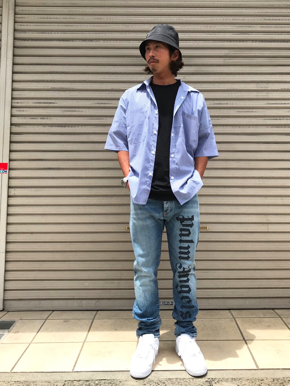 ブルー系のシャツ/ブラウス、ブルー系のデニムパンツ、ホワイト系のスニーカーを着用したメンズの夏コーディネートの1枚目の写真