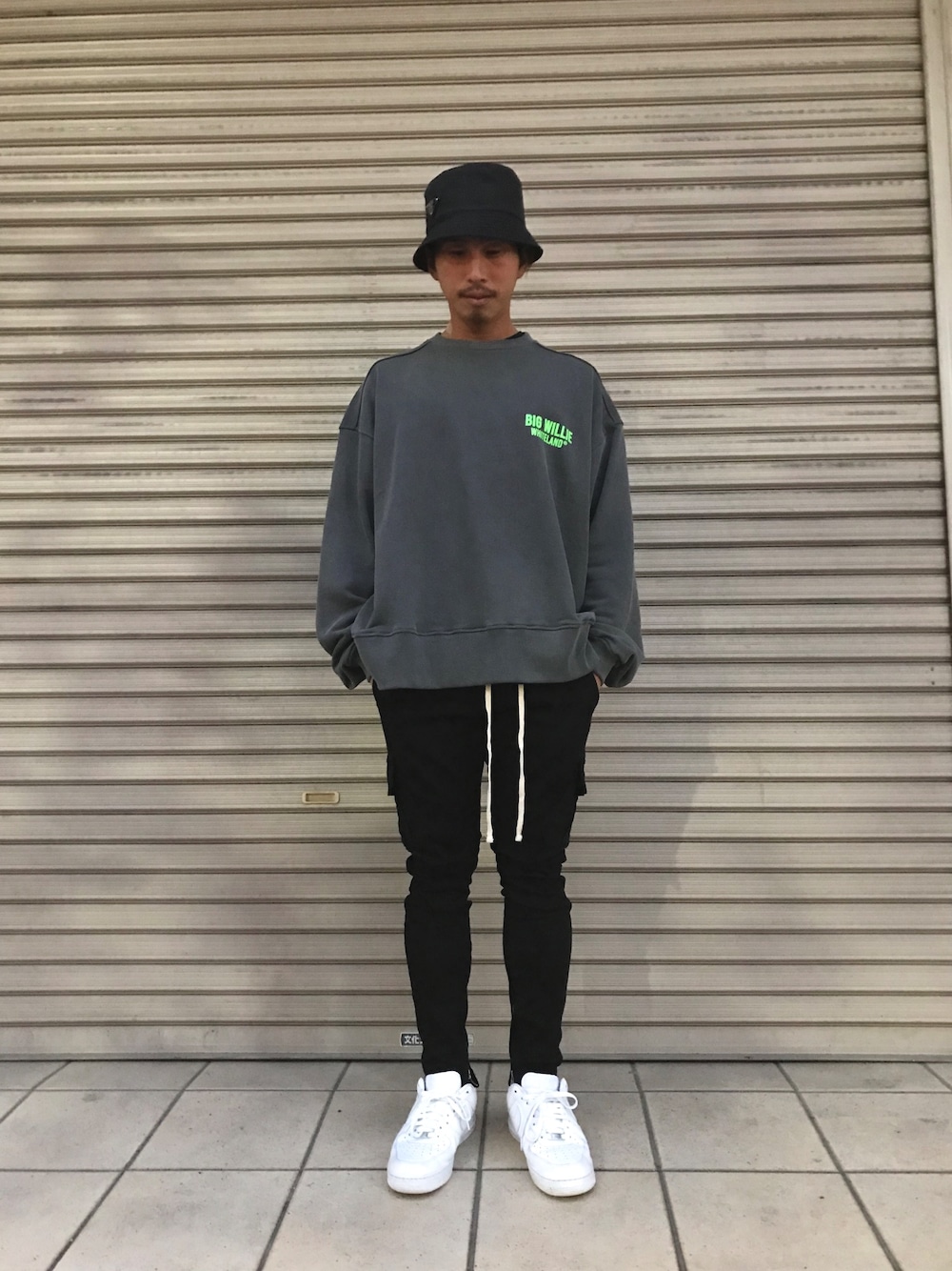 ブラック系のスウェット、ブラック系のカーゴパンツ、ブラック系のスウェットを着用したメンズの夏コーディネートの1枚目の写真