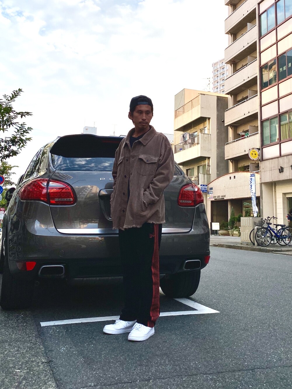 ベージュ系のブルゾン、ブラック系のパンツ、ベージュ系のブルゾンを着用したメンズの秋コーディネートの1枚目の写真