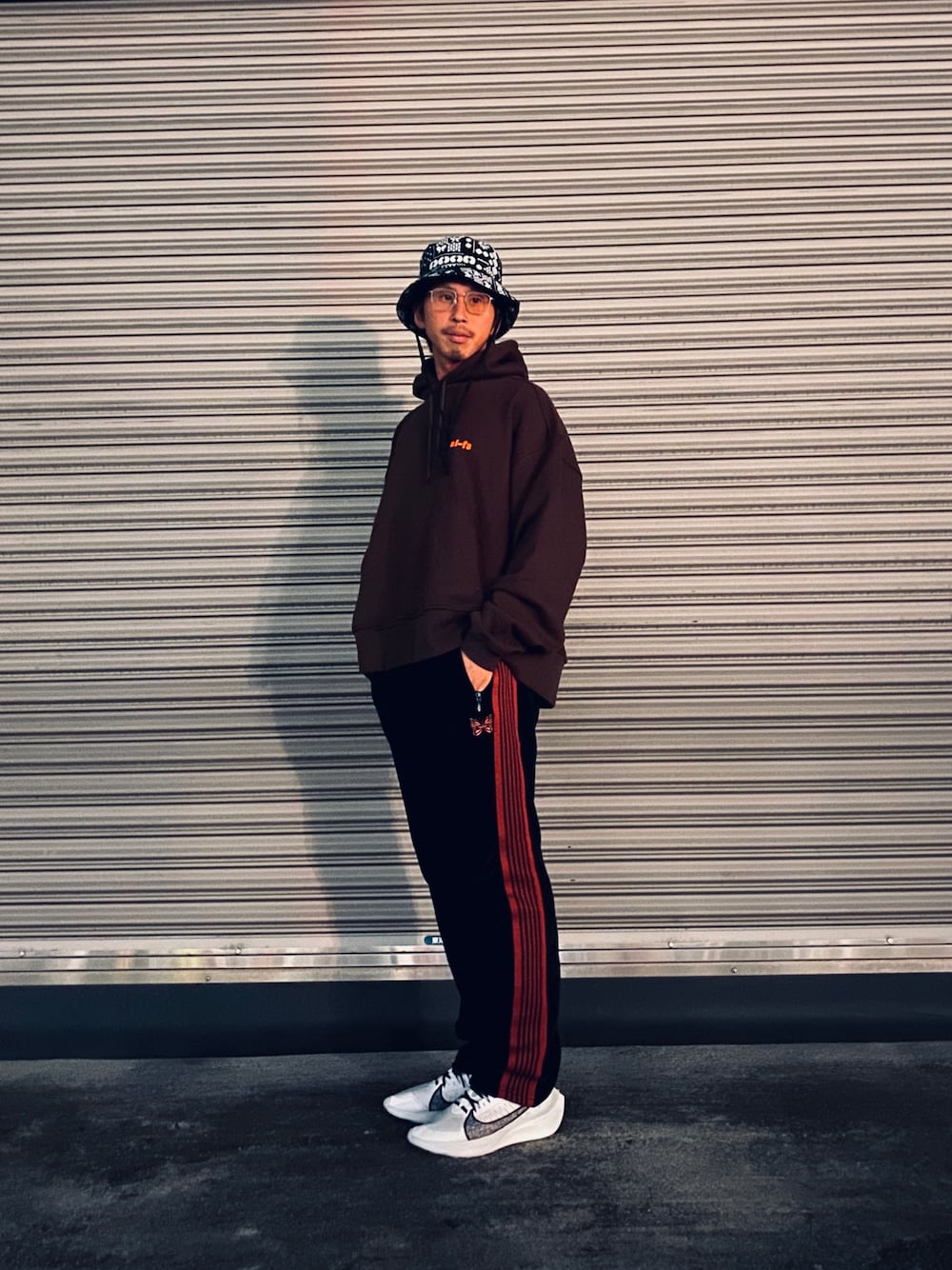 「ビッグシルエット、NIKE、パーカー、ナイキ、アースカラー、NEEDLES、ニードルス、今日のコーデ、秋コーデ、栗色」｜「WHITELANDのWHITELAND/ホワイトランド/AL-FA パーカー（パーカー、ブラウン系）」を使った、よしやす(34歳)さん（メンズ・175cm）の秋コーディネートの1枚目の写真