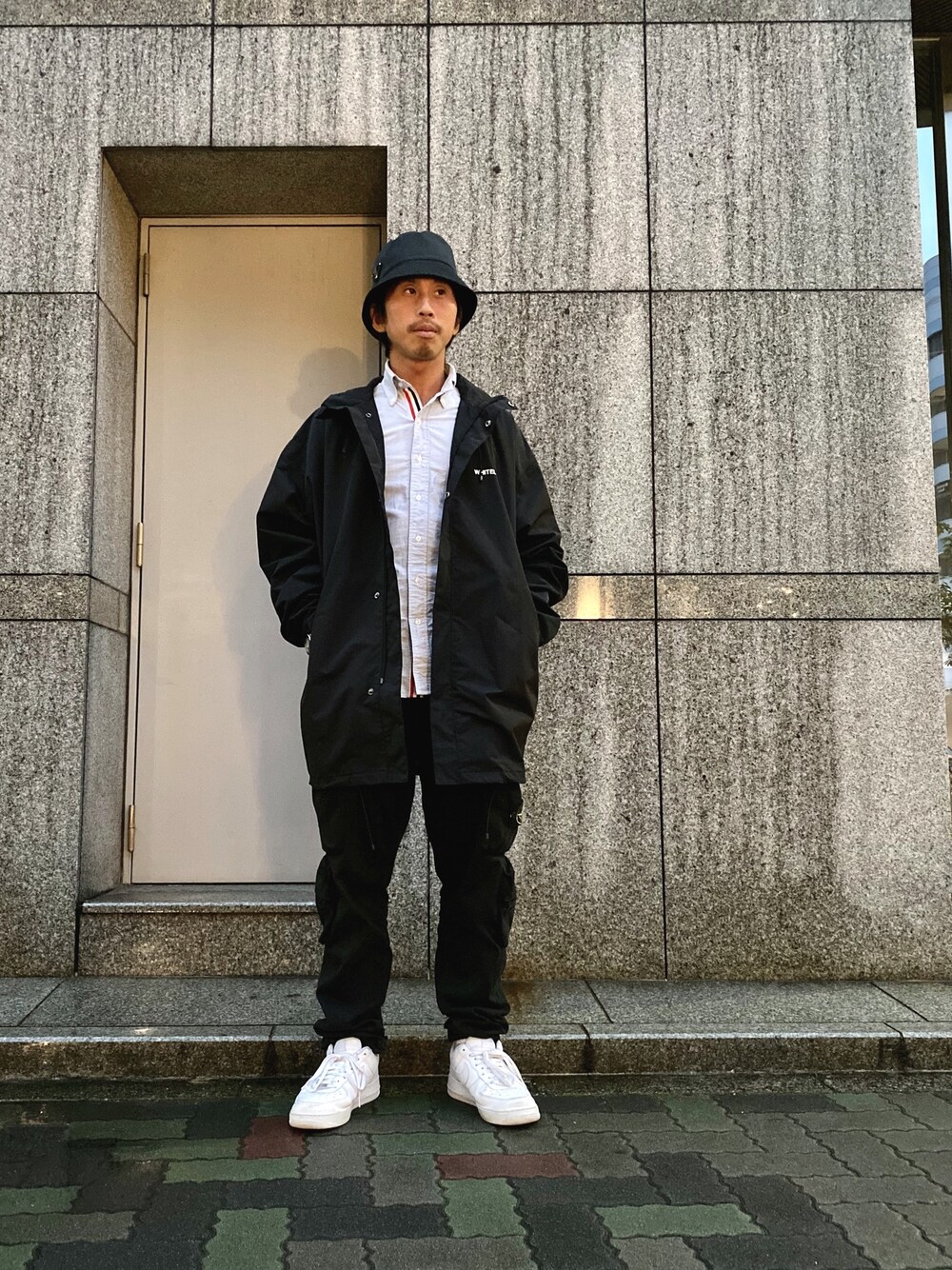 「宇宙兄弟、秋コーデ、ビックシルエット、ナイロンジャケット、ナイロンパーカー、PRADA、ゆるコーデ、秋、LHP、stoneisland」｜「PRADAのアイテム（ハット、ブラック系）」を使った、よしやす(34歳)さん（メンズ・175cm）の秋コーディネートの1枚目の写真