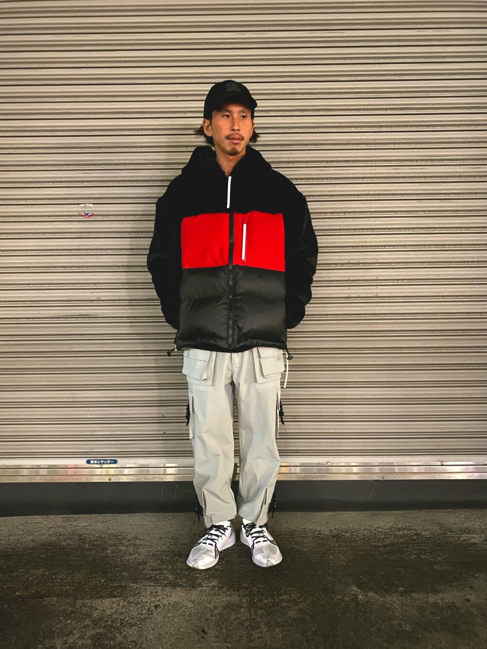「黒、冬コーデ、スニーカーコーデ、休日スタイル、ootd、ストリートMIX、ゆるコーデ、今日のコーデ、秋冬、やっぱりストリートが好き」｜「DANKE SCHONのDankeSchon/ダンケシェーン/カスタムファーブルゾン（ブルゾン、ブラック系）」を使った、よしやす(34歳)さん（メンズ・175cm）の秋コーディネートの1枚目の写真