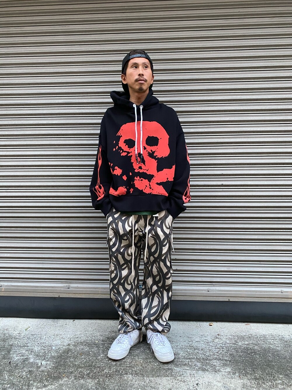 「スニーカー、ブラック、パーカー、ストリート、オーバーサイズ、カーゴパンツ、ラフ、ビックシルエット、春夏コーデ、カジュアルコーデ」｜「DANKE SCHONのDankeSchon/ダンケシェーン/トライバルカーゴパンツ（カーゴパンツ、ベージュ系）」を使った、よしやす(34歳)さん（メンズ・175cm）の夏コーディネートの1枚目の写真