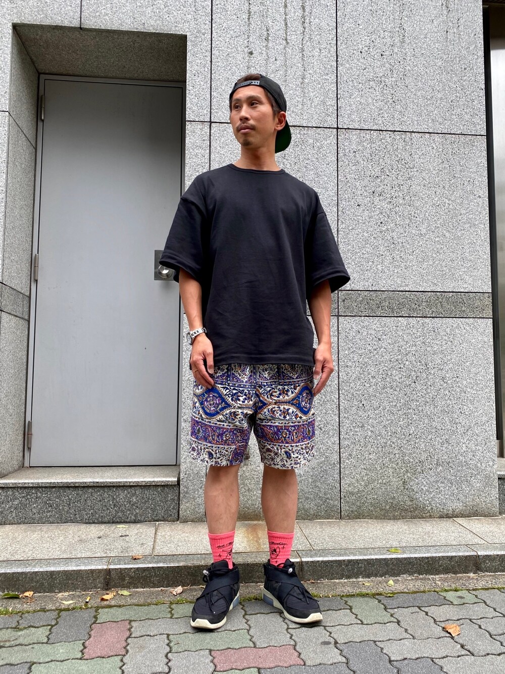 「ビッグシルエット、NIKE、ラフ、リラックススタイル、春夏コーデ、モノトーンコーデ、柄ショーツ、whiteland、pariafarzaneh、夏だ！Tシャツ着よう！」｜「paria/FARZANEHのアイテム（パンツ、その他）」を使った、よしやす(34歳)さん（メンズ・175cm）の夏コーディネートの1枚目の写真