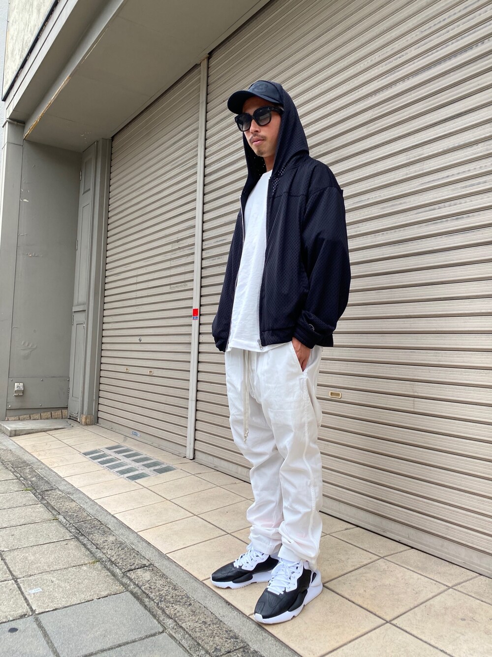「シンプル、サングラス、サルエルパンツ、drkshdw、モノトーン、スニーカーコーデ、Champion、ビックシルエット、RICK OWENS、Y-3」｜「Y-3のアイテム（キャップ、ブラック系）」を使った、よしやす(34歳)さん（メンズ・175cm）の夏コーディネートの1枚目の写真