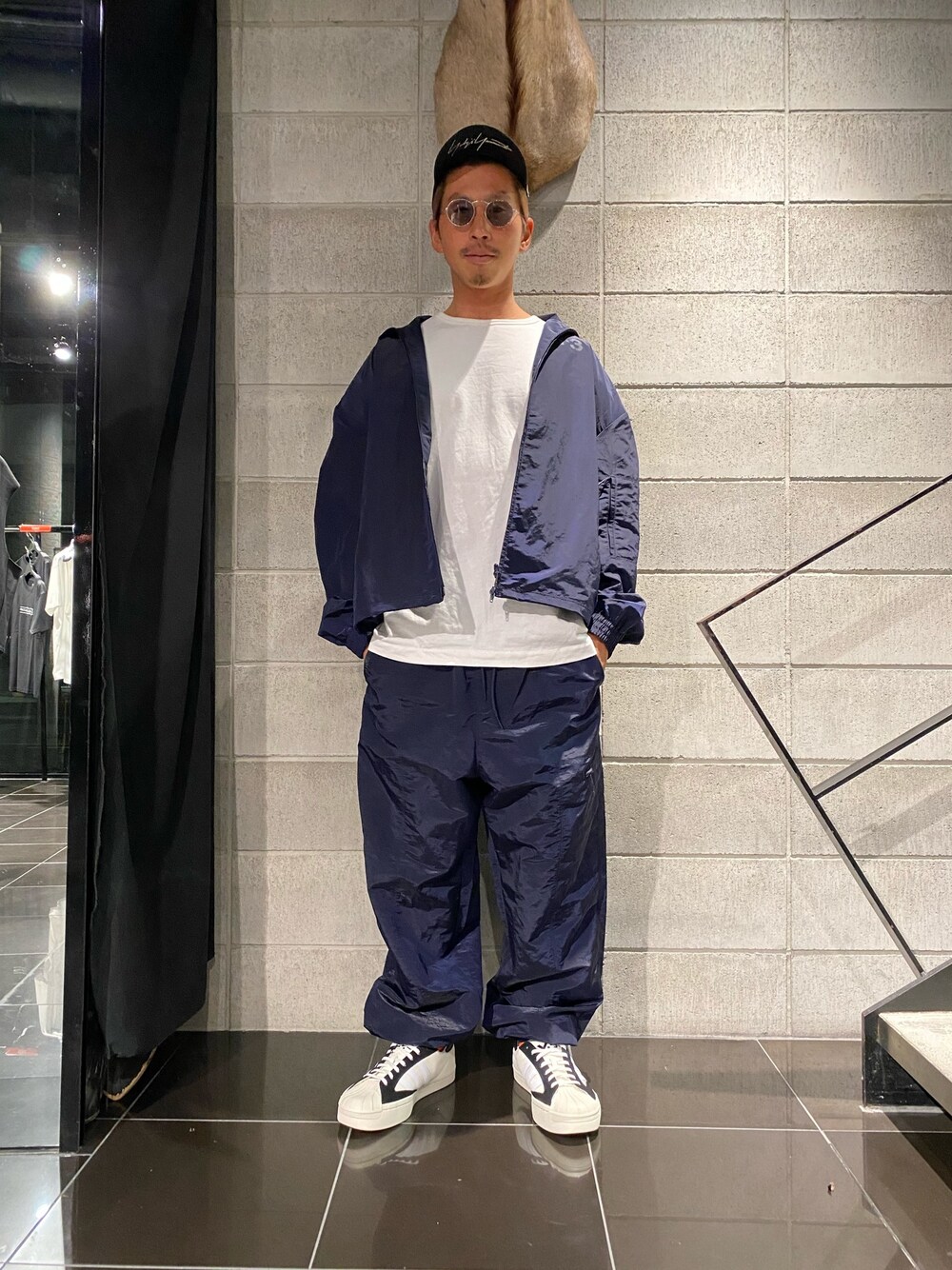 「スニーカー、ビッグシルエット、Tシャツ、ネイビー、adidas、大人カジュアル、yohjiyamamoto、休日スタイル、Y-3、yohjiyamamoto×NEWERA」｜「WHITELANDのWHITELAND/ホワイトランド/BIG T/ビッグＴシャツ（Tシャツ/カットソー、ホワイト系）」を使った、よしやす(34歳)さん（メンズ・175cm）の夏コーディネートの1枚目の写真