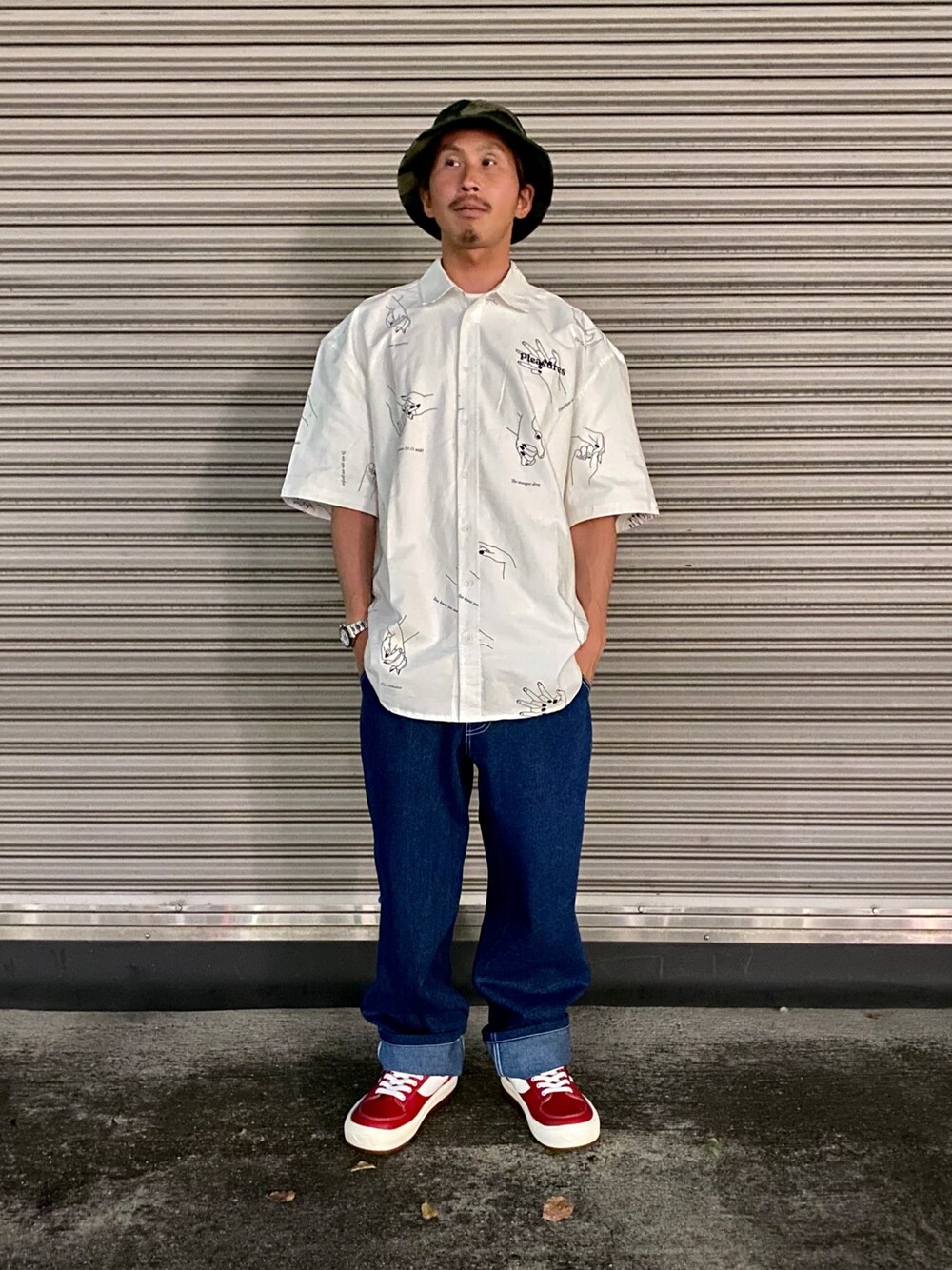 「スニーカー、ビッグシルエット、ストリート、大人カジュアル、休日スタイル、ワイドパンツ、シャツスタイル、90年代、90'sスタイル、pleasures」｜「WHITELANDのWHITELAND/ホワイトランド/ワイドデニムパンツ（デニムパンツ、ブルー系）」を使った、よしやす(34歳)さん（メンズ・175cm）の夏コーディネートの1枚目の写真