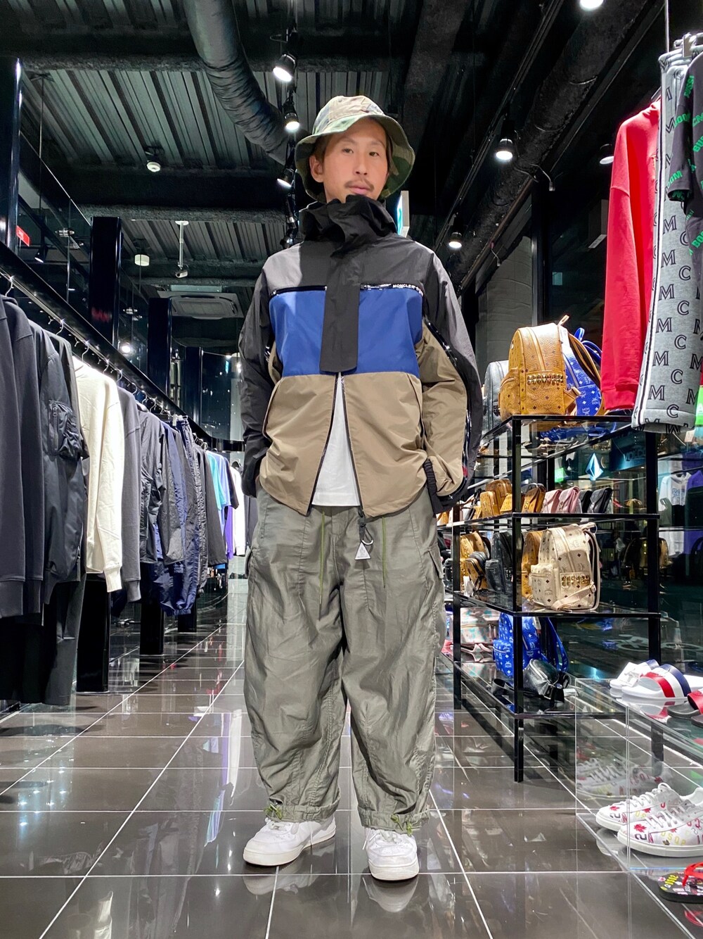「マウンテンパーカー、レイヤードスタイル、yohjiyamamoto、カーゴパンツ、ナイキ、ワイドパンツ、MONCLER、春夏コーデ、今日のコーデ、MONCLER FRAGMENT」｜「Yohji Yamamotoのアイテム（ハット、その他）」を使った、よしやす(34歳)さん（メンズ・175cm）の夏コーディネートの1枚目の写真