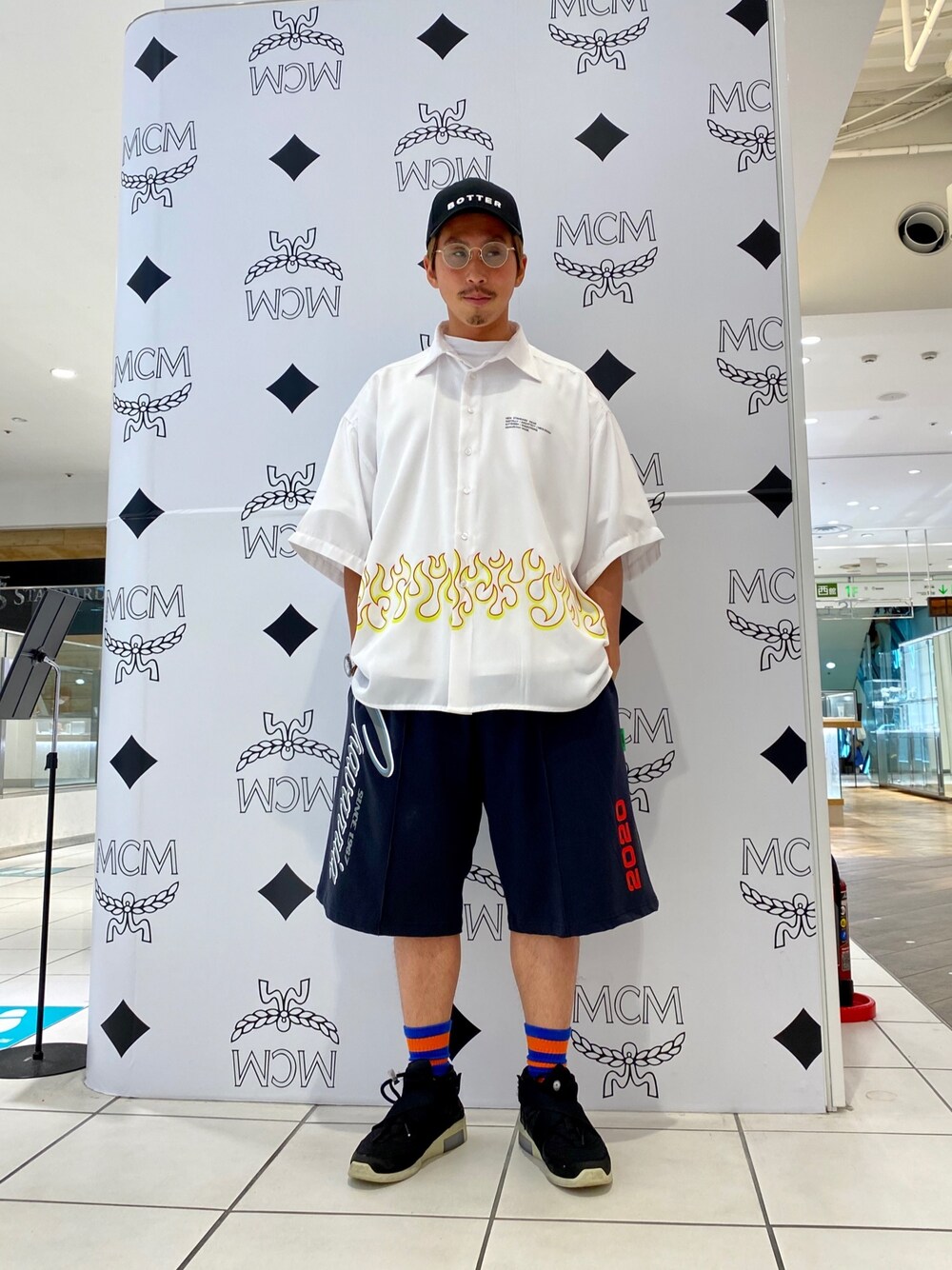 「スニーカー、NIKE、キャップ、モノトーン、Danke schon、リラックススタイル、春夏コーデ、ラフコーデ、白Tシャツ、ゆるコーデ」｜「DANKE SCHONのDankeSchon/ダンケシェーン/ファイアープリント半袖シャツ（シャツ/ブラウス、ホワイト系）」を使った、よしやす(34歳)さん（メンズ・175cm）の夏コーディネートの1枚目の写真
