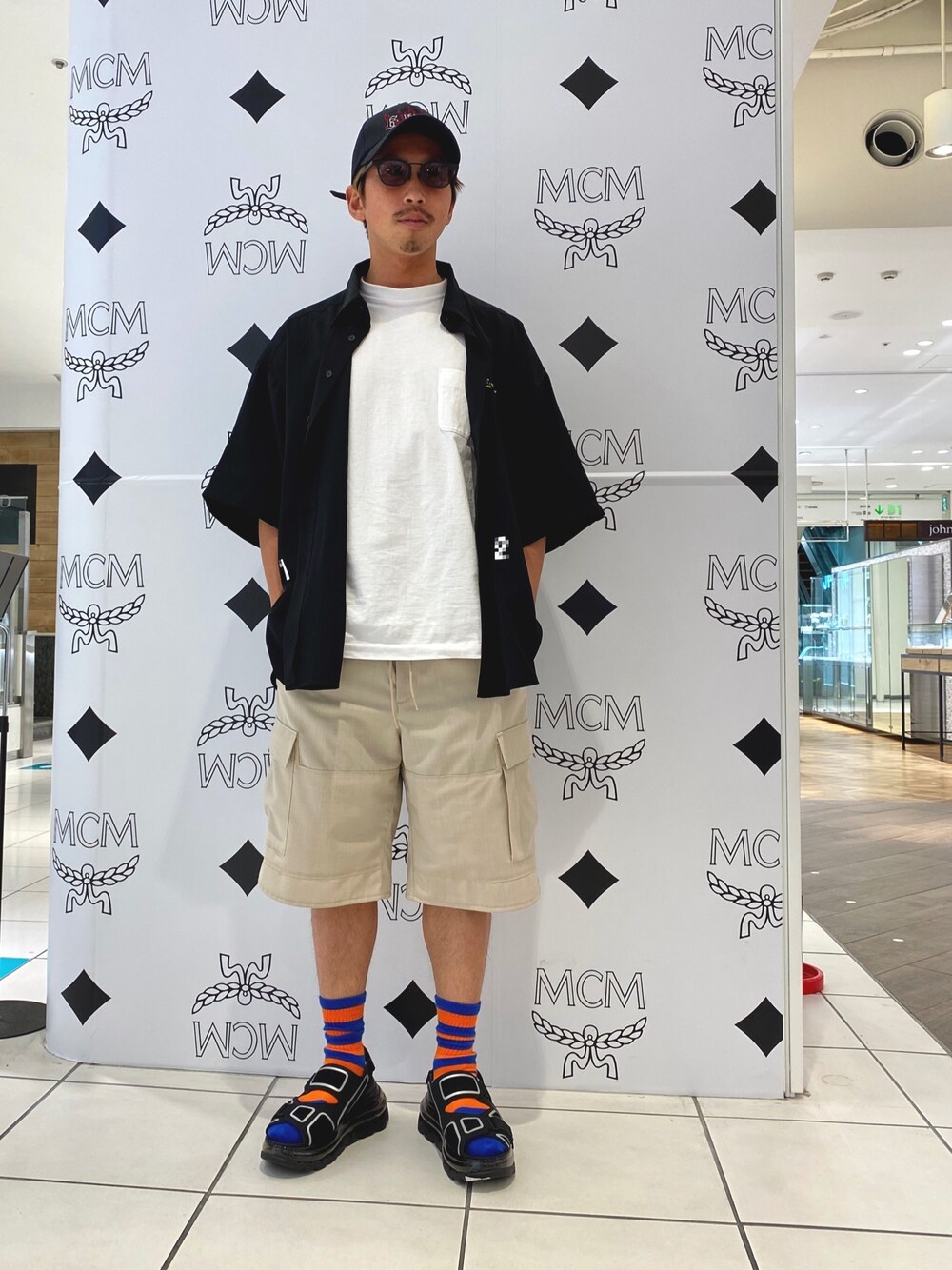 「キャップ、オーバーサイズ、休日スタイル、サンダル、リラックススタイル、春夏コーデ、ラフコーデ、ゆるコーデ、カーゴショーツ、SHOES53045」｜「A.D.S.R.のアイテム（サングラス、ブラック系）」を使った、よしやす(34歳)さん（メンズ・175cm）の夏コーディネートの1枚目の写真