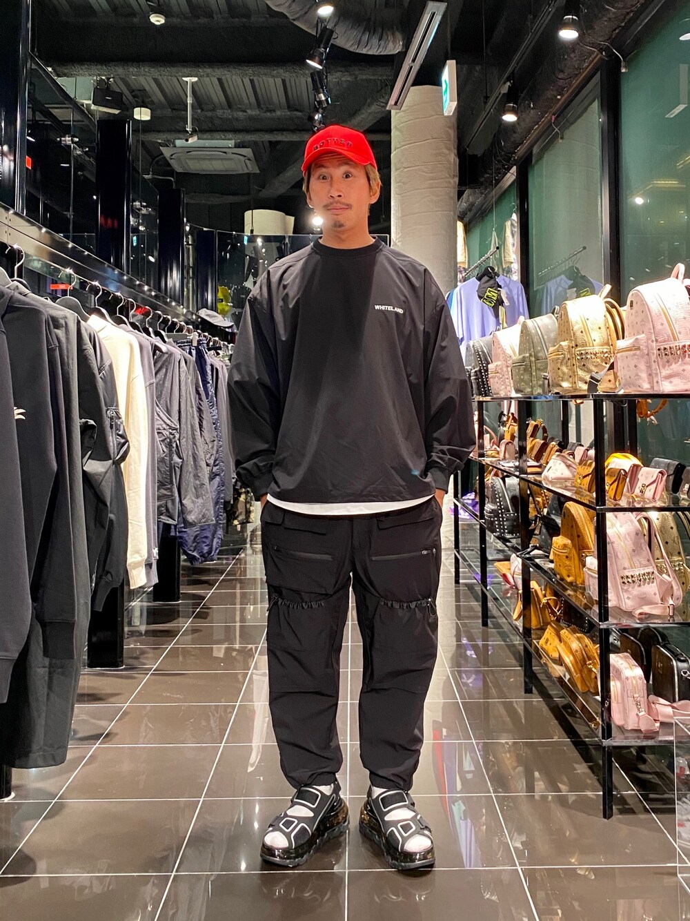 「ブラック、キャップ、ストリート、Danke schon、サンダル、ラフ、ゆるコーデ、ナイロンパンツ、WHITELAND BLACKBURN、SHOES53045」｜「WHITELANDのWHITELAND/ホワイトランド/ストレッチナイロンプルオーバースウェット（スウェット、ブラック系）」を使った、よしやす(34歳)さん（メンズ・175cm）の夏コーディネートの1枚目の写真