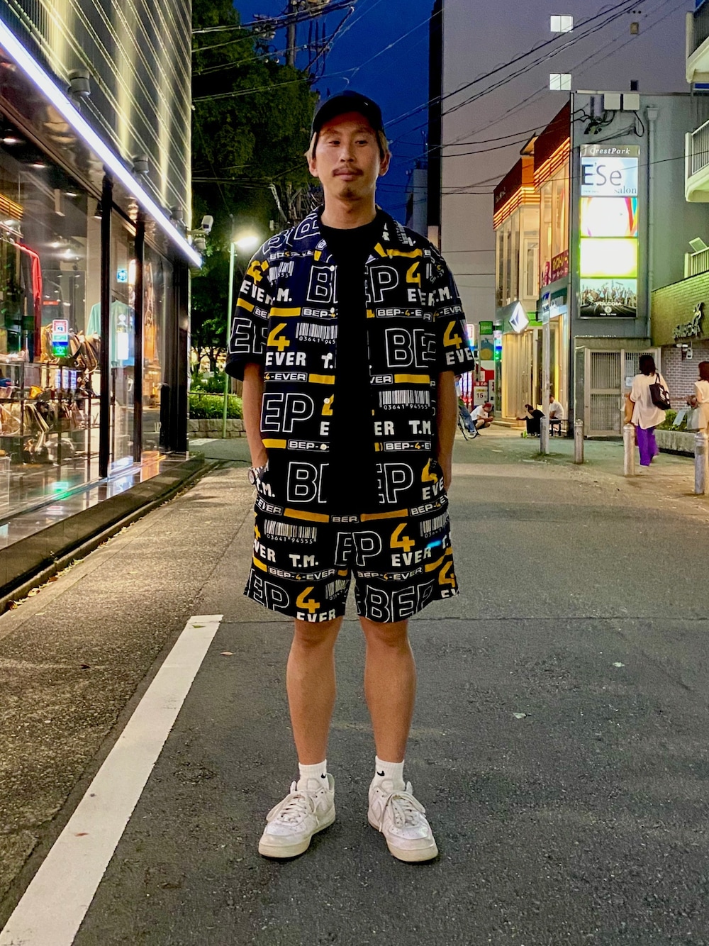 「セットアップ、黒、ショーツ、ビックシルエット、シャツスタイル、春夏コーデ、アロハシャツ、ストリートMIX、Tシャツコーデ、夏だ！Tシャツ着よう！」｜「WHITELANDのWHITELAND/ホワイトランド/ビッグTシャツ（Tシャツ/カットソー、ブラック系）」を使った、よしやす(34歳)さん（メンズ・175cm）の夏コーディネートの1枚目の写真