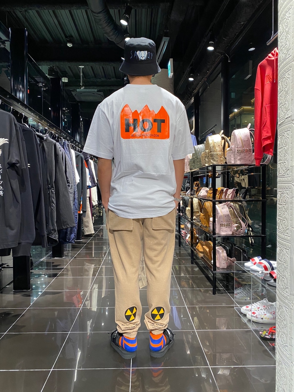 「夏、Tシャツ、オーバーサイズ、ラフ、リラックススタイル、ootd、夏コーデ、シンプルスタイル、ストリートコーデ、今日のコーデ」｜「BlackEyePatchのアイテム（Tシャツ/カットソー、ホワイト系）」を使った、よしやす(34歳)さん（メンズ・175cm）の夏コーディネートの1枚目の写真