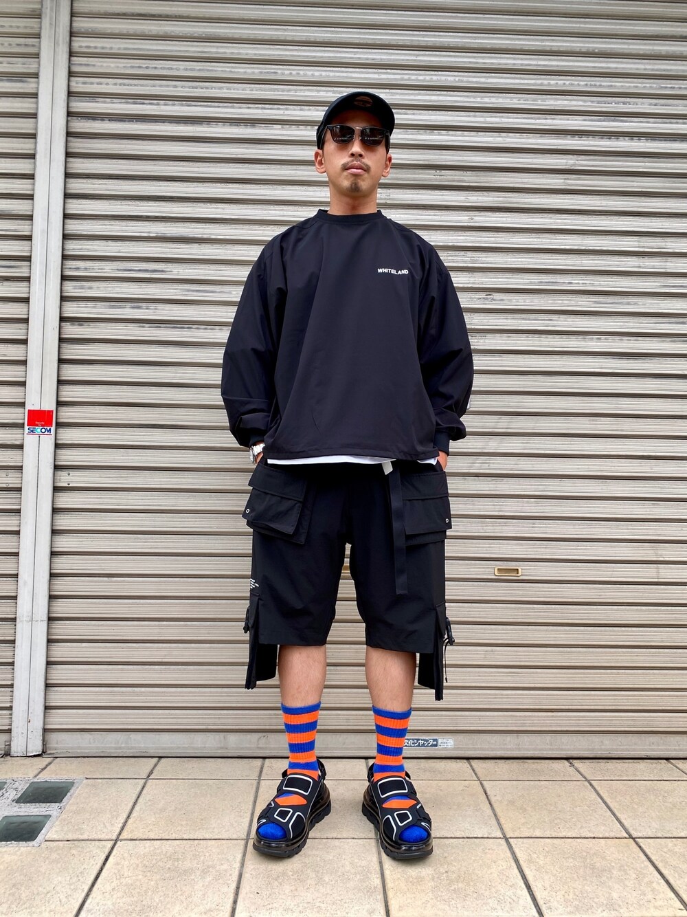 「ブラック、レイヤードスタイル、オーバーサイズ、休日スタイル、ラフ、シンプルコーデ、夏コーデ、ストリートMIX、ラクチンコーデ、秋コーデ」｜「WHITELANDのWHITELAND/ホワイトランド/STRETCH NYLON PULLOVER/ストレッチナイロンプルオーバー（Tシャツ/カットソー、ブラック系）」を使った、よしやす(34歳)さん（メンズ・175cm）の夏コーディネートの1枚目の写真