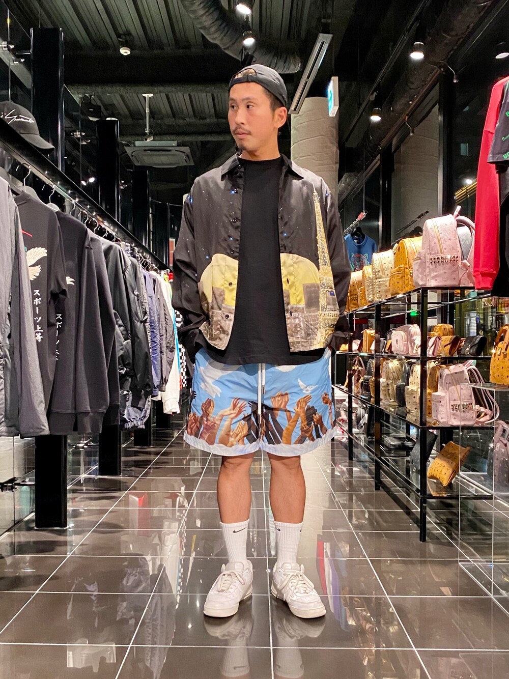 「スニーカー、ビッグシルエット、柄シャツ、オーバーサイズ、リラックススタイル、春夏コーデ、ストリートコーデ、今日のコーデ、秋コーデ、夏だ！Tシャツ着よう！」｜「11 by Boris Bidjan Saberi のアイテム（キャップ、ブラック系）」を使った、よしやす(34歳)さん（メンズ・175cm）の夏コーディネートの1枚目の写真