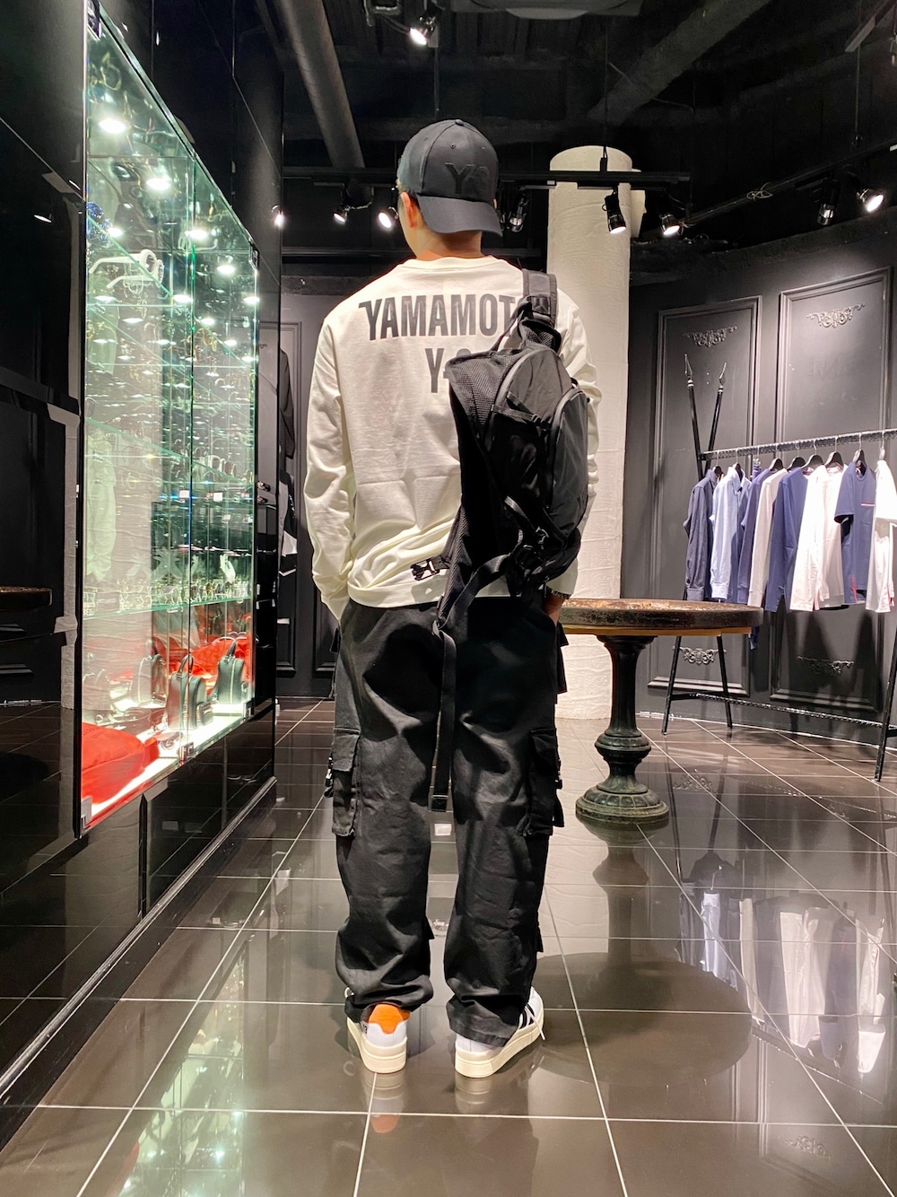 「ビッグシルエット、シンプル、キャップ、大人カジュアル、Danke schon、ワイドパンツ、白スニーカー、ラフ、Y-3、白Tシャツ」｜「Y-3のアイテム（キャップ、ブラック系）」を使った、よしやす(34歳)さん（メンズ・175cm）の夏コーディネートの1枚目の写真