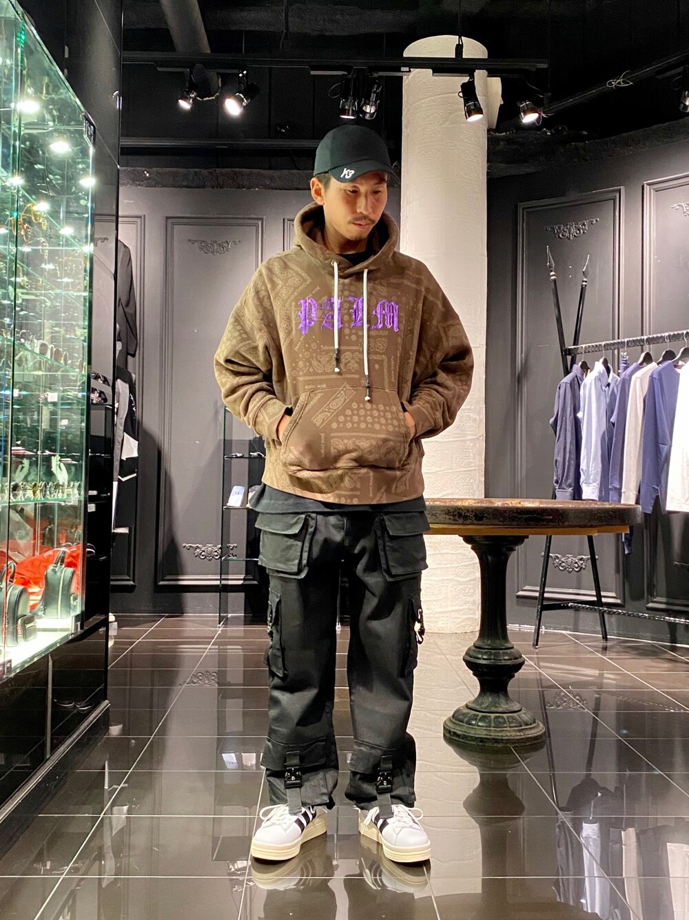 「ビッグシルエット、シンプル、キャップ、秋のコーデ、Danke schon、ワイドパンツ、白スニーカー、Y-3、楽チンコーデ、PALM ANGELS」｜「Y-3のアイテム（キャップ、ブラック系）」を使った、よしやす(34歳)さん（メンズ・175cm）の夏コーディネートの1枚目の写真