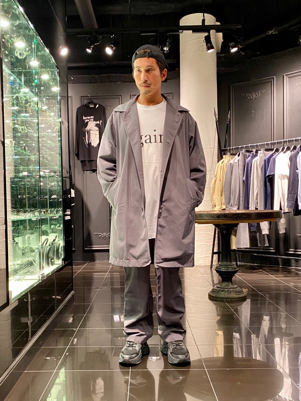 「Tシャツ、秋のコーデ、モノトーン、ビックシルエット、リラックススタイル、シンプルコーデ、楽チンコーデ、モノトーンコーデ、韓国ファッション、2020AW」｜「WHITELANDのWHITELAND/ホワイトランド/Stitch Cort/ステッチコート（ステンカラーコート、グレー系）」を使った、よしやす(34歳)さん（メンズ・175cm）の夏コーディネートの1枚目の写真