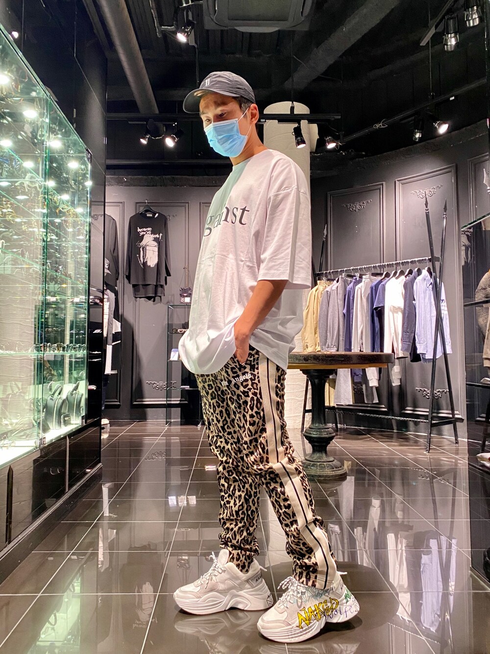 「Tシャツ、秋のコーデ、オーバーサイズ、ひょう柄、白スニーカー、ビックシルエット、リラックススタイル、シンプルコーデ、楽チンコーデ、2020AW」｜「WHITELANDのWHITELAND/ホワイトランド/Against BIG TEE（Tシャツ/カットソー、ホワイト系）」を使った、よしやす(34歳)さん（メンズ・175cm）の夏コーディネートの1枚目の写真