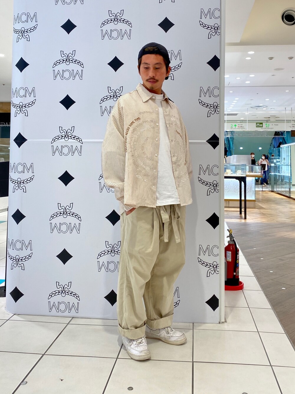 「ビッグシルエット、秋のコーデ、オーバーサイズ、ワイドパンツ、大人コーデ、ラフコーデ、白Tシャツ、ゆるコーデ、オトナカジュアル、秋服準備はじめました」｜「DANKE SCHONのDankeSchon/ダンケシェーン/ミラープリントチェーンシャツ/Inversion Chain Shirts（シャツ/ブラウス、ベージュ系）」を使った、よしやす(34歳)さん（メンズ・175cm）の秋コーディネートの1枚目の写真