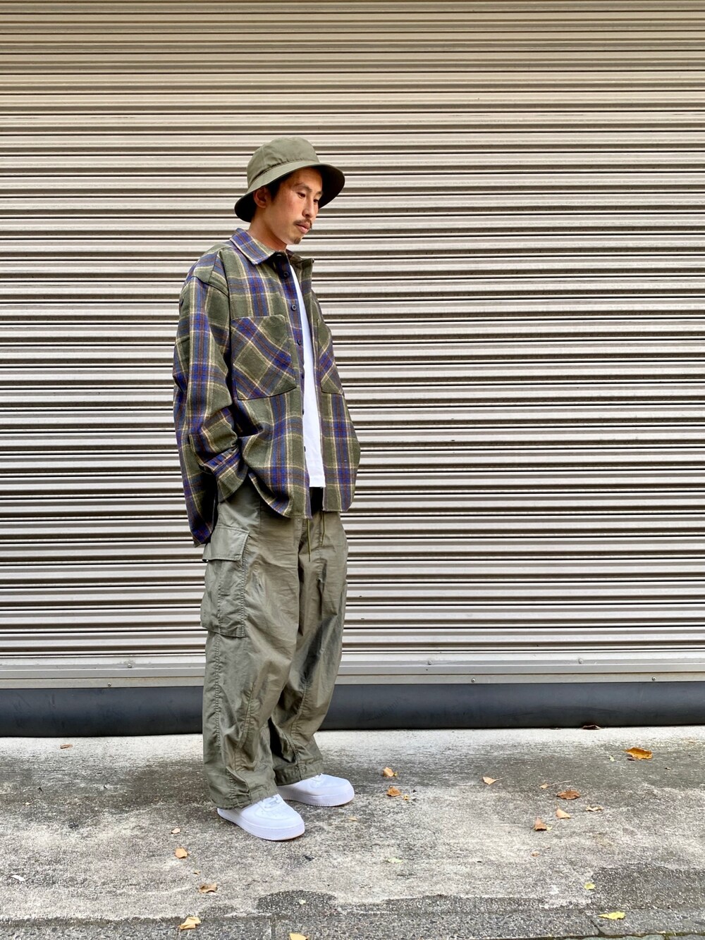 「ビッグシルエット、ミリタリー、ワントーンコーデ、秋のコーデ、オーバーサイズ、カーキ、カーゴパンツ、ワイドパンツ、NEEDLES、夏の終わり」｜「WHITELANDのWHITELAND/ホワイトランド/ウールチェックシャツ（シャツ/ブラウス、グリーン系）」を使った、よしやす(34歳)さん（メンズ・175cm）の秋コーディネートの1枚目の写真