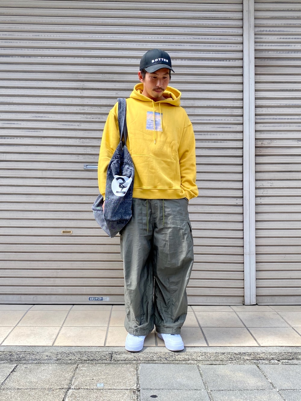 「スウェット、カジュアル、シンプル、オーバーサイズ、カーゴパンツ、ワイドパンツ、アースカラー、シンプルスタイル、ゆるコーデ、オトナカジュアル」｜「WHITELANDのWHITELAND/ホワイトランド/フォトプリントプルオーバーパーカー/Photo Hoodie（パーカー、イエロー系）」を使った、よしやす(34歳)さん（メンズ・175cm）の秋コーディネートの1枚目の写真