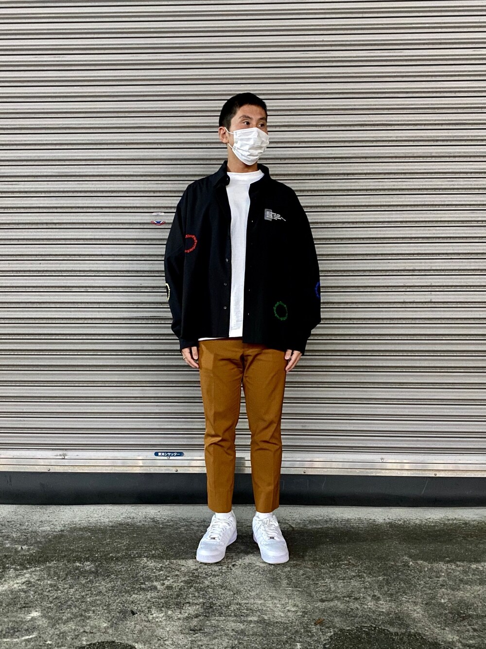 「ビッグシルエット、シャツ、秋のコーデ、大人カジュアル、リラックススタイル、秋服、ラフコーデ、シンプルスタイル、白Tシャツ、今日のコーデ」｜「DANKE SCHONのDankeSchon/ダンケシェーン/ドットチェーンシャツ（シャツ/ブラウス、ブラック系）」を使った、よしやす(34歳)さん（メンズ・175cm）の秋コーディネートの1枚目の写真