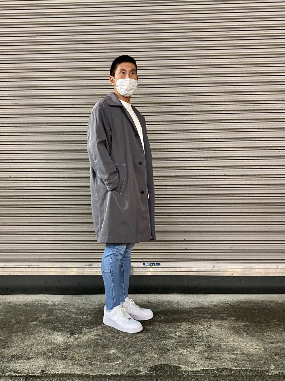「デニム、ビッグシルエット、Tシャツ、秋のコーデ、大人カジュアル、ラフ、リラックススタイル、秋服、白Tシャツ、今日のコーデ」｜「WHITELANDのWHITELAND/ホワイトランド/Stitch coat/ステッチコート（ステンカラーコート、グレー系）」を使った、よしやす(34歳)さん（メンズ・175cm）の秋コーディネートの1枚目の写真