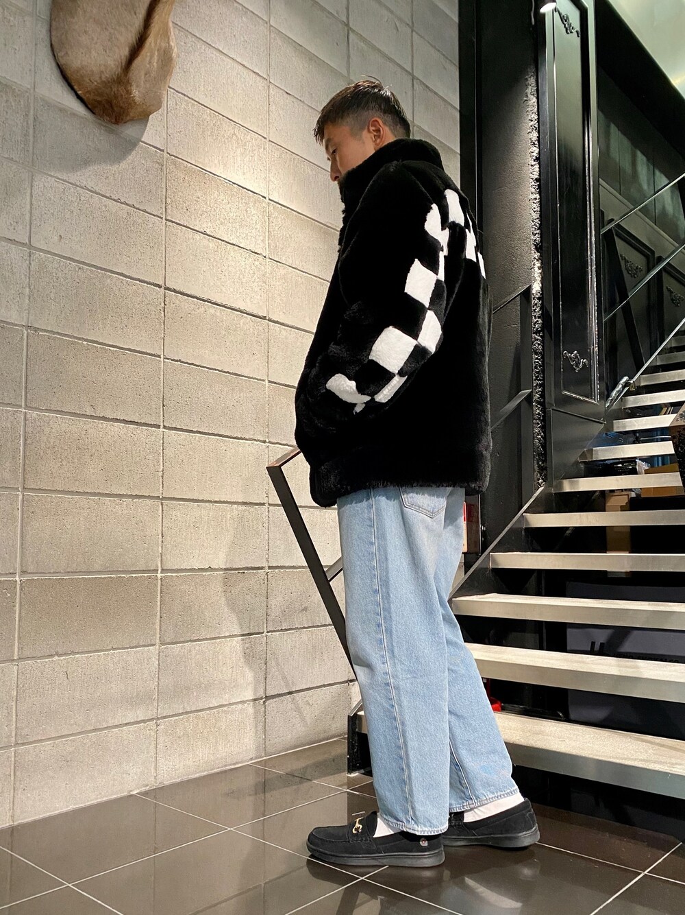 「ビッグシルエット、カジュアル、ローファー、秋のコーデ、キレイめ、Levi's、ファーブルゾン、スケータースタイル、雨の日コーデ、黒コーデ」｜「DANKE SCHONのDankeSchon/ダンケシェーン/チェッカーファースタンドブルゾン（ブルゾン、ブラック系）」を使った、よしやす(34歳)さん（メンズ・175cm）の秋コーディネートの1枚目の写真