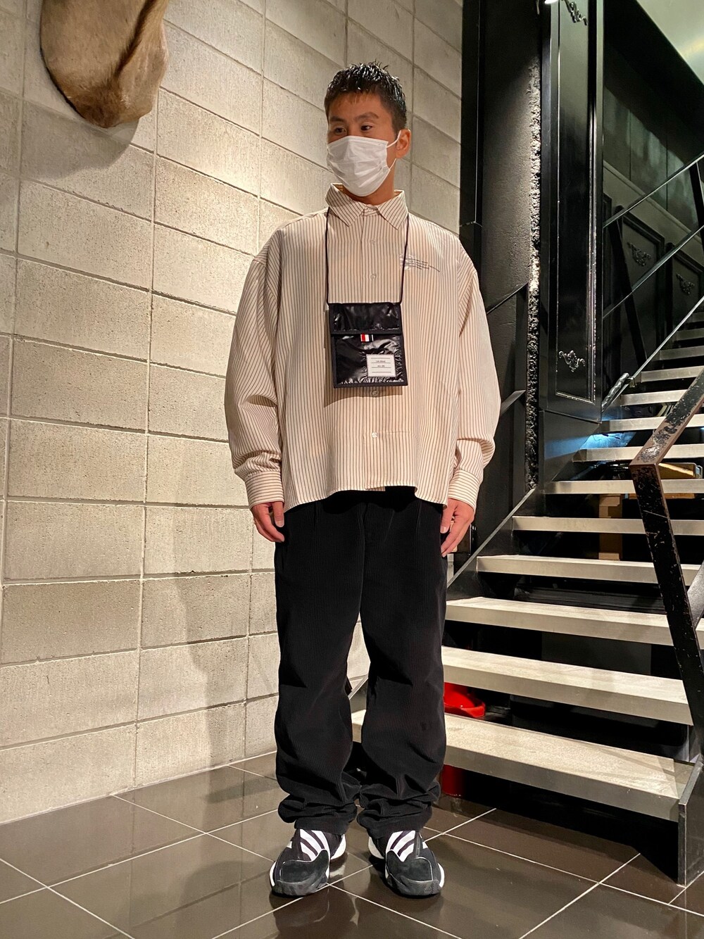「スニーカー、ブラックコーデ、黒、スポーツミックス、ワイドパンツ、きれいめカジュアル、リラックススタイル、シンプルコーデ、ベージュコーデ、オトナカジュアル」｜「THOM BROWNEのアイテム（バッグ、ブラック系）」を使った、よしやす(34歳)さん（メンズ・175cm）の秋コーディネートの1枚目の写真