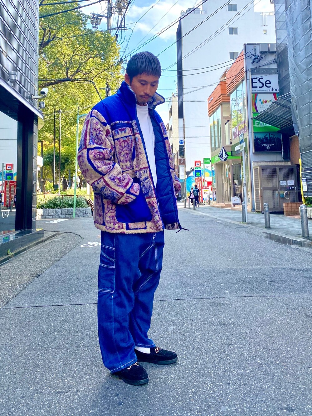 「デニム、ストリート、オーバーサイズ、スニーカーコーデ、ワイドパンツ、大人コーデ、冬、ボアジャケット、リラックススタイル、カジュアルコーデ」｜「DANKE SCHONのDankeSchon/ダンケシェーン/GIANT PAINTER PANTS/デニムパンツ（デニムパンツ、ブルー系）」を使った、よしやす(34歳)さん（メンズ・175cm）の秋コーディネートの1枚目の写真