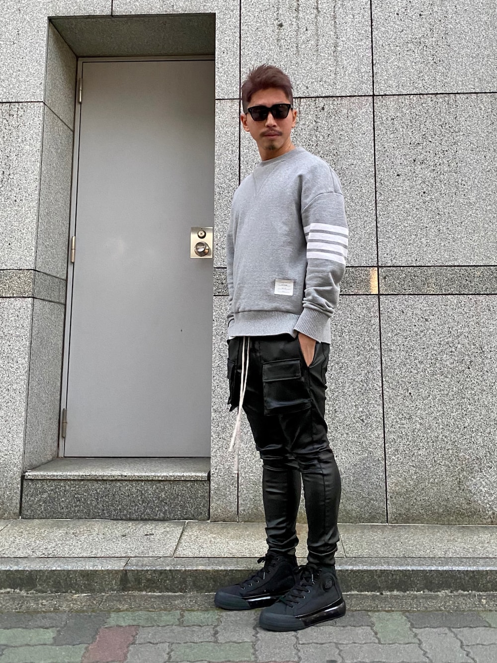 「ビッグシルエット、THOMBROWNE、スニーカーコーデ、大人コーデ、モード、レザーパンツ、モノトーンコーデ、今日のコーデ、SHOES53045、私の推しブランド」｜「BALENCIAGAのアイテム（サングラス、ブラック系）」を使った、よしやす(34歳)さん（メンズ・175cm）の冬コーディネートの1枚目の写真