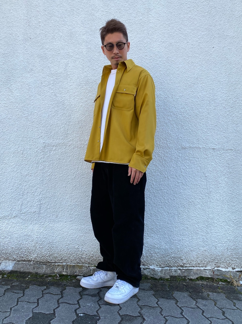「オーバーサイズ、スニーカーコーデ、休日スタイル、ビックシルエット、ootd、シンプルコーデ、MARNI、シャツスタイル、POP TRADING COMPANY、私の推しブランド」｜「MARNIのアイテム（シャツ/ブラウス、イエロー系）」を使った、よしやす(34歳)さん（メンズ・175cm）の冬コーディネートの1枚目の写真