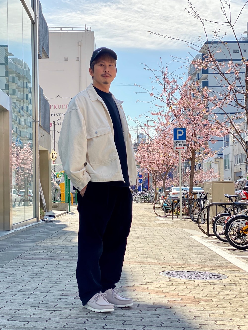 「ビッグシルエット、コーデュロイパンツ、春アウター、きれいめカジュアル、春カラー、春コーデ、シンプルスタイル、ゆるコーデ、オトナカジュアル」｜「DANKE SCHONのDankeSchon/ダンケシェーン/DENIM COVER ALL/デニムジャケット（デニムジャケット、ホワイト系）」を使った、よしやす(34歳)さん（メンズ・175cm）の春コーディネートの1枚目の写真