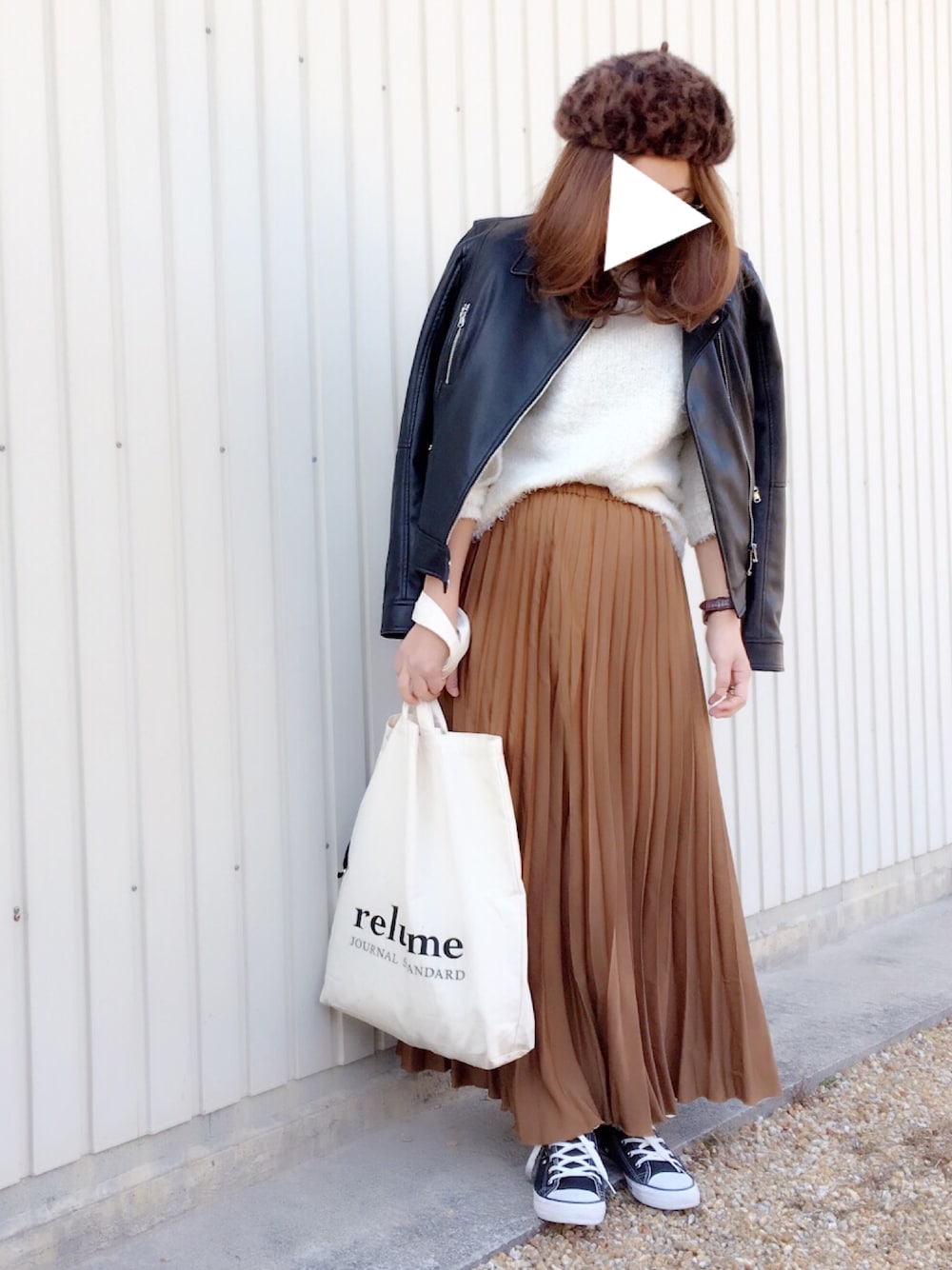 「大人カジュアル、ママコーデ、プチプラ、レオパード柄、ベレー帽、プリーツスカート、ライダース、アダルトおカワたん部、スニーカーコーデ、トートバッグ」｜「JOURNAL STANDARD relumeのrelume ショッピングトートバッグ#（トートバッグ、ホワイト系）」を使った、Sari☺︎さん（レディース・166cm）の冬コーディネートの1枚目の写真