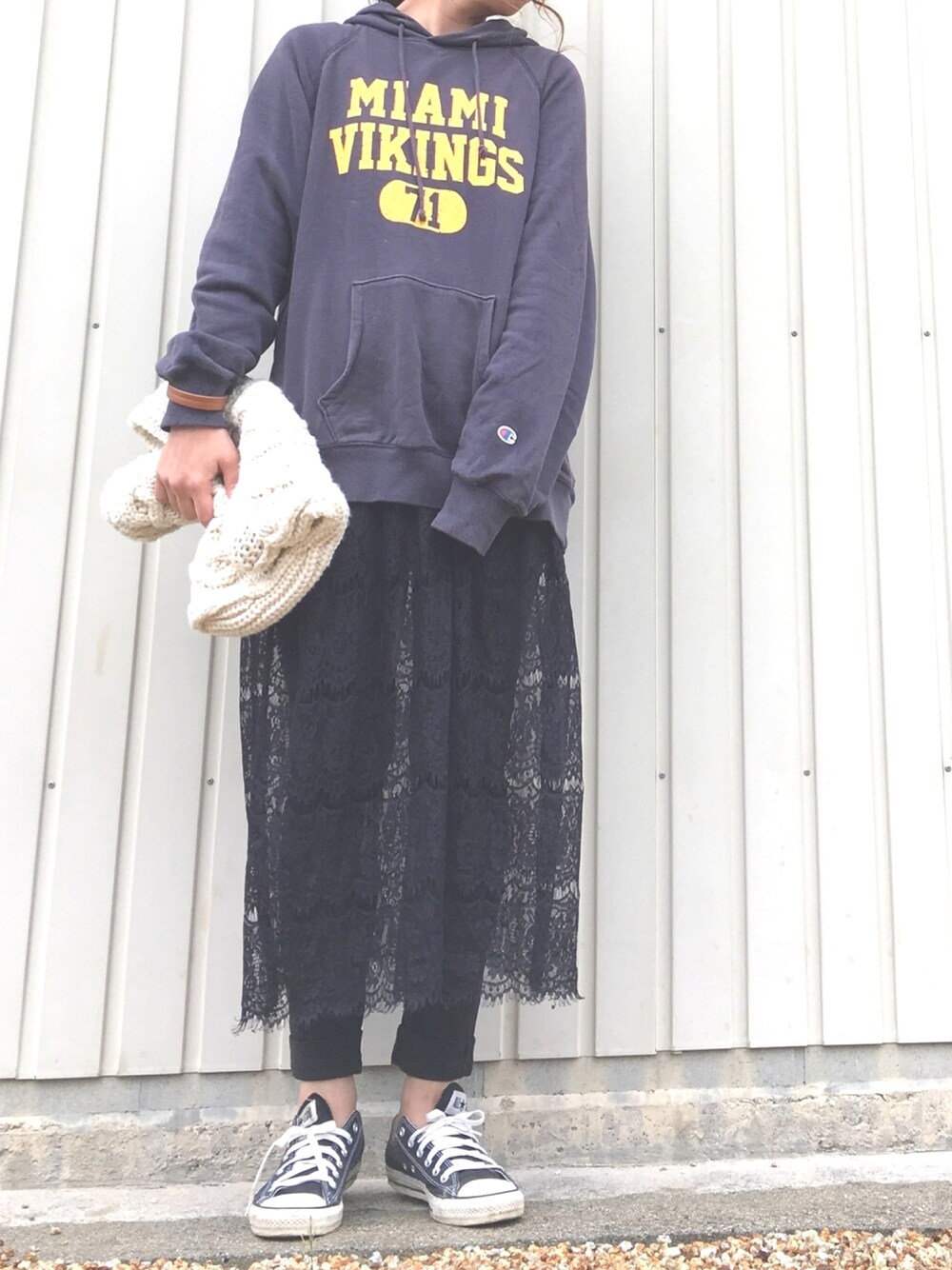 「雨の日コーデ、ビッグシルエット、コンバース、レース、ヘアバンド、古着、ママコーデ、プチプラ、カジュアルコーデ、ロゴスウェット」｜「Championの古着（スウェット、グレー系）」を使った、Sari☺︎さん（レディース・166cm）の秋コーディネートの1枚目の写真