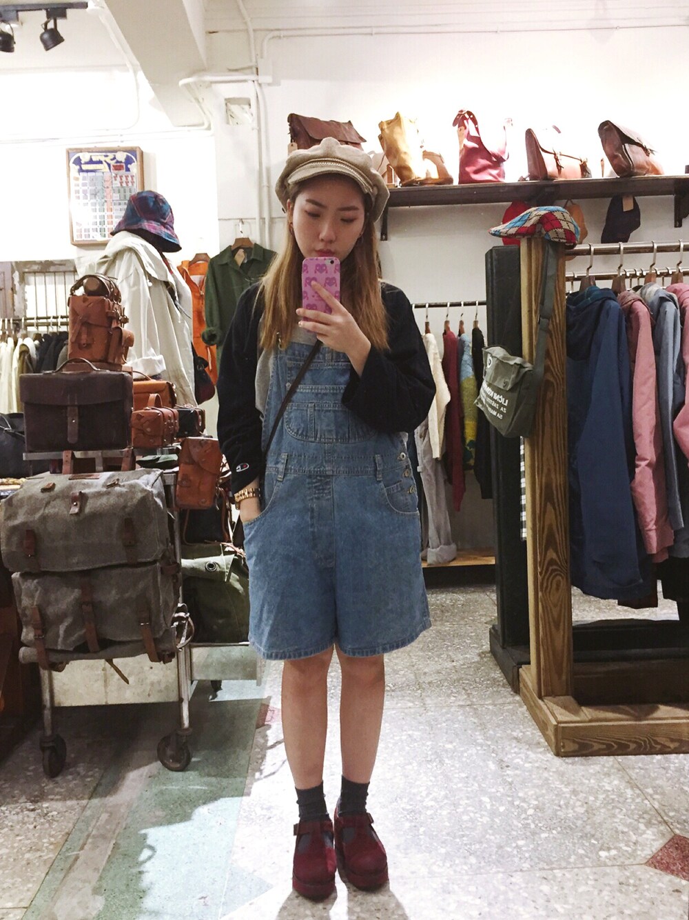 「古著のアイテム（サロペット/オーバーオール、ブルー系）」を使った、Penny Hsiehさん（レディース・151cm）の秋コーディネートの1枚目の写真