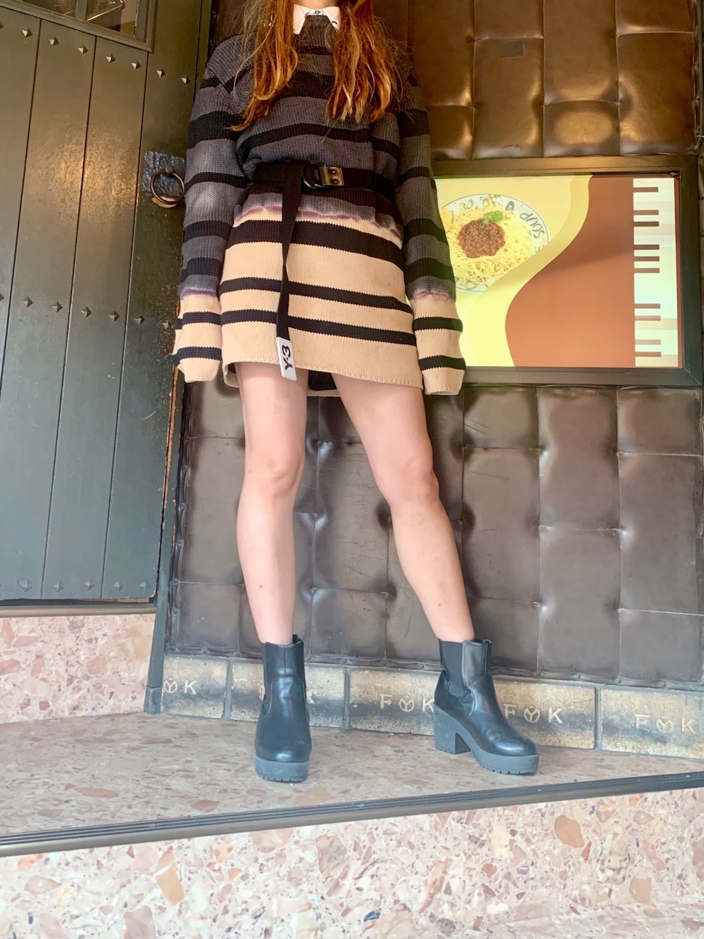 その他のニット/セーター、ホワイト系のシャツ/ブラウス、ブラック系のベルトを着用したレディースの秋コーディネートの1枚目の写真