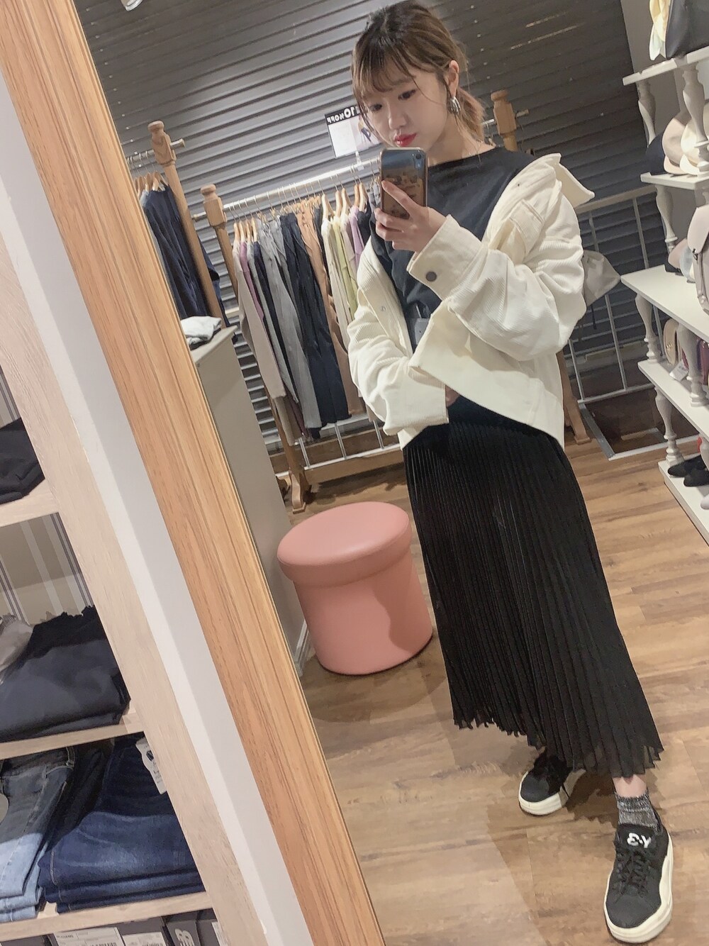 ブラック系のスカート、ブラック系のTシャツ/カットソー、ブラック系のシューズを着用したレディースの春コーディネートの1枚目の写真