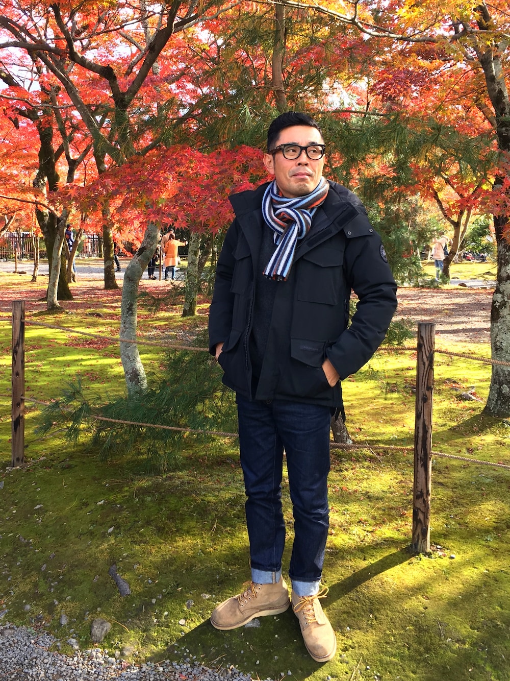 「休日スタイル、大人カジュアル、ダウンジャケット、紅葉、紅葉狩り、トムフォード、カナダグース ダウン、カムループス、ユナイテッドアローズ別注」｜「TOM FORDのトムフォード FT5040-OB5-52（メガネ、ブラック系）」を使った、naoさん（メンズ・171cm）の秋コーディネートの1枚目の写真