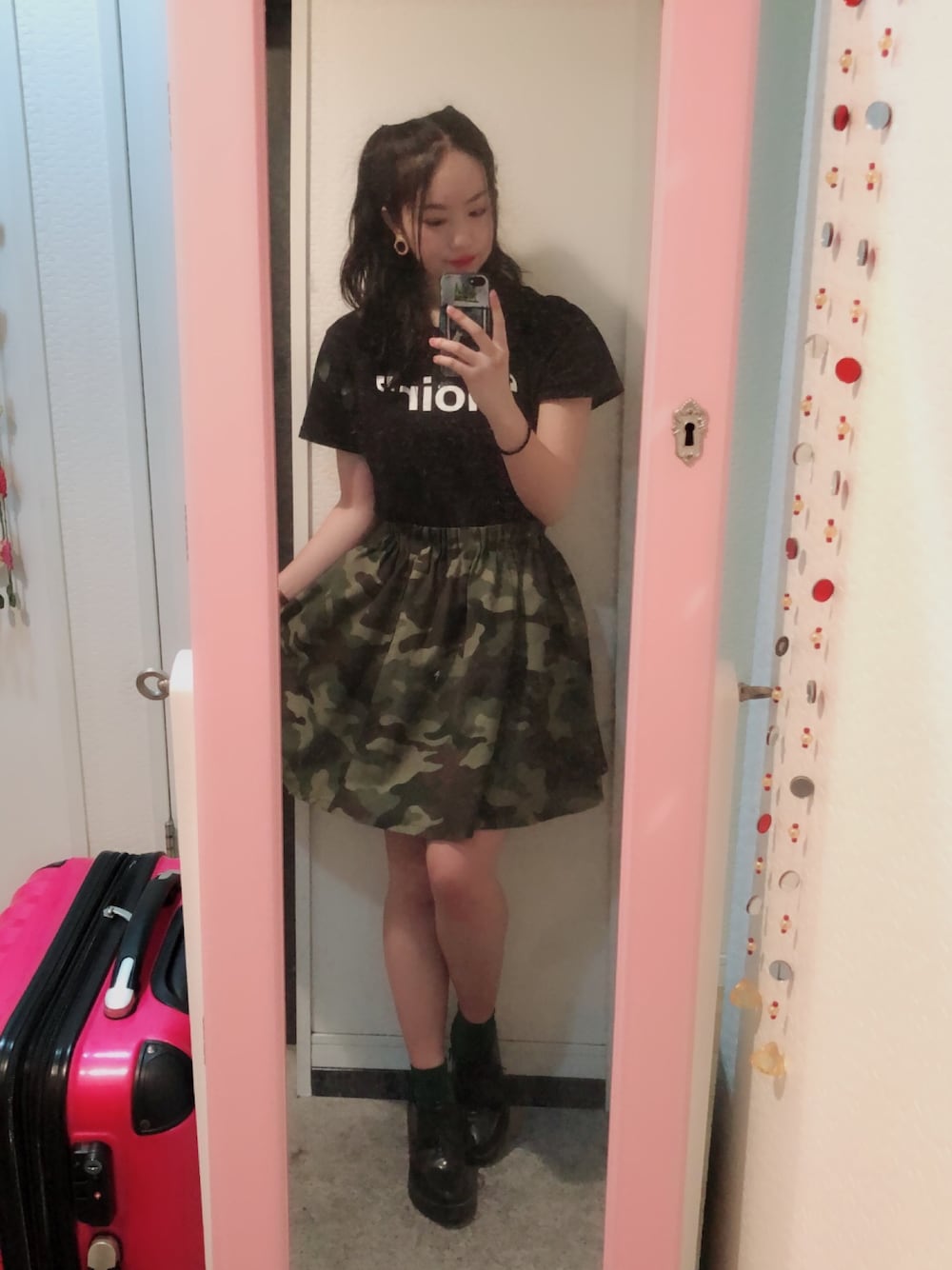 「迷彩、ヲタクコーデ、グッズTシャツ、久々の投稿」｜「グッズ(Aimer)のアイテム（Tシャツ/カットソー、ブラック系）」を使った、ぎぶあぷさん（レディース・162cm）の春コーディネートの1枚目の写真