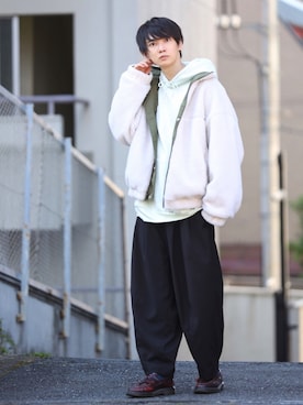 「kutir（クティール）のリバーシブルボアブルゾン（ブルゾン）」を使った、加藤元気さん（メンズ・177cm）の冬コーディネート