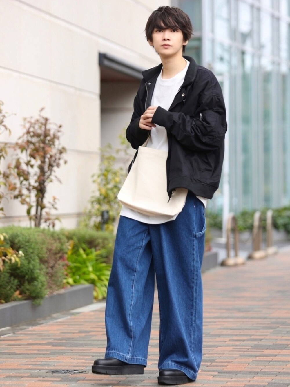 「春コーデ、春アウター、デニムパンツ、フライトジャケット、トートバッグ、ロンT、プチプラ、休日スタイル、MA-1、ワイドパンツ」｜「CREARE -LINO-の【2021春夏】オーバーサイズ MA-1 フライトジャケット（MA-1、ブラック系）」を使った、加藤元気さん（メンズ・177cm）の春コーディネートの1枚目の写真