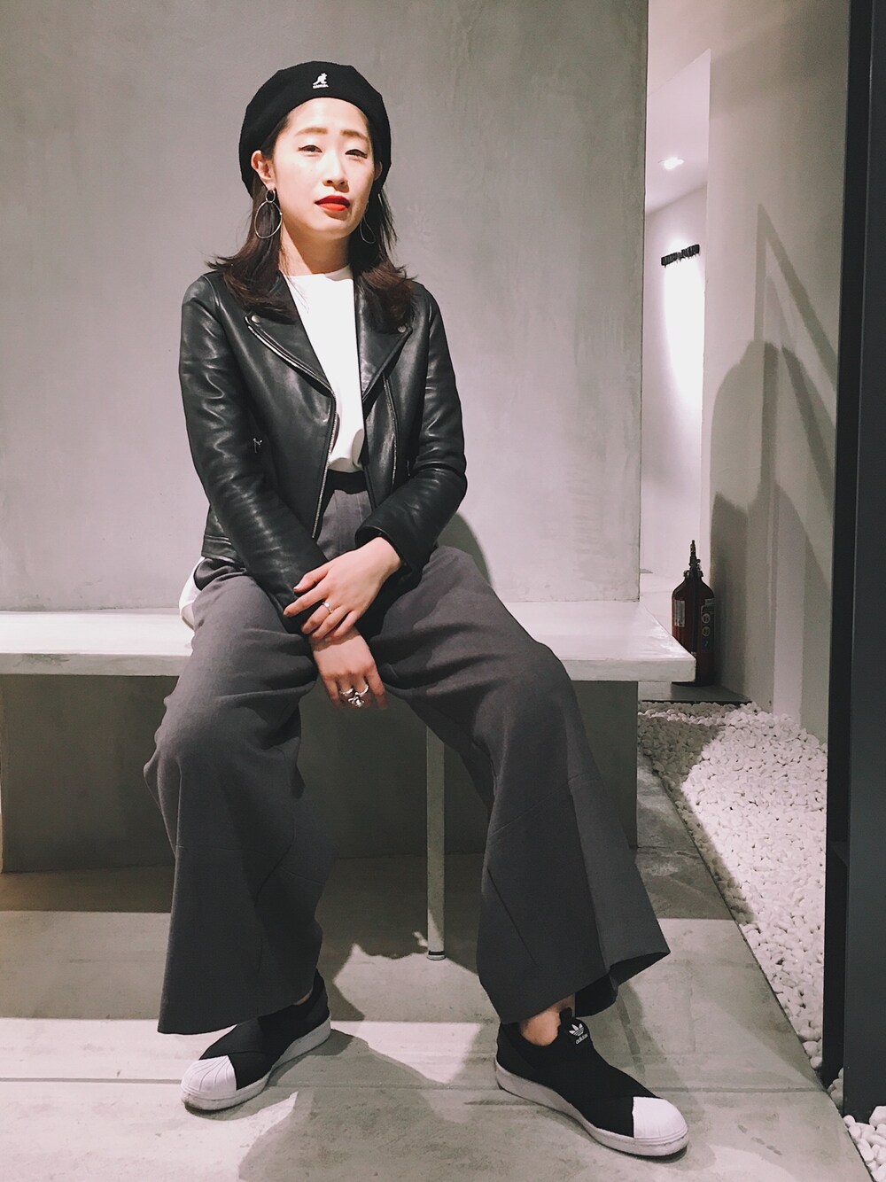 ブラック系のライダースジャケット、ホワイト系のTシャツ/カットソー、グレー系のその他パンツを着用したレディースの春コーディネートの1枚目の写真