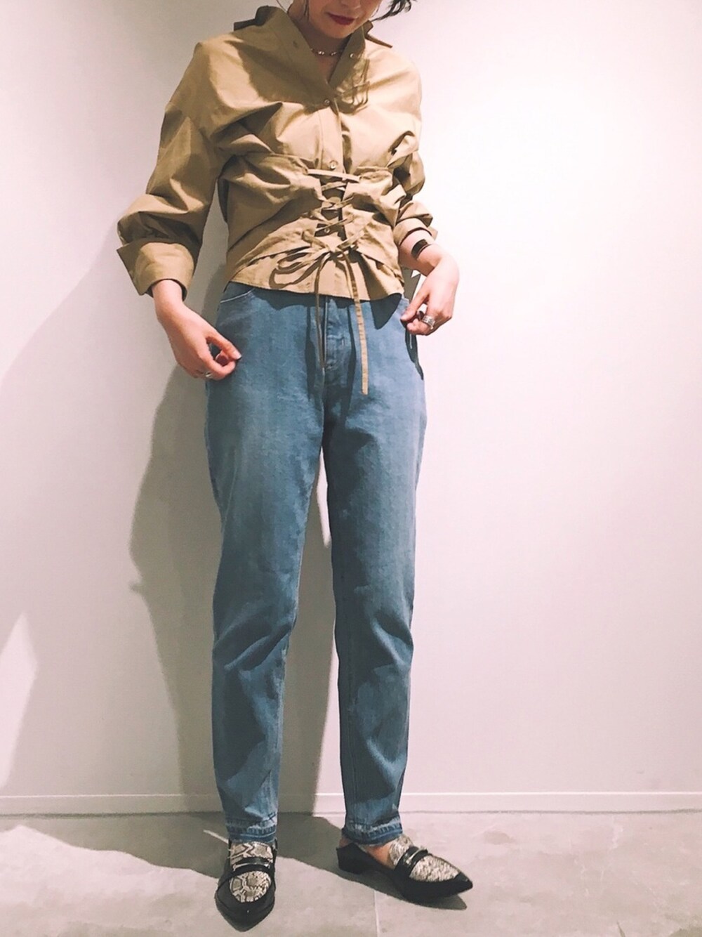 ベージュ系のシャツ/ブラウス、ブルー系のデニムパンツ、ゴールド系のチョーカーを着用したレディースの夏コーディネートの1枚目の写真