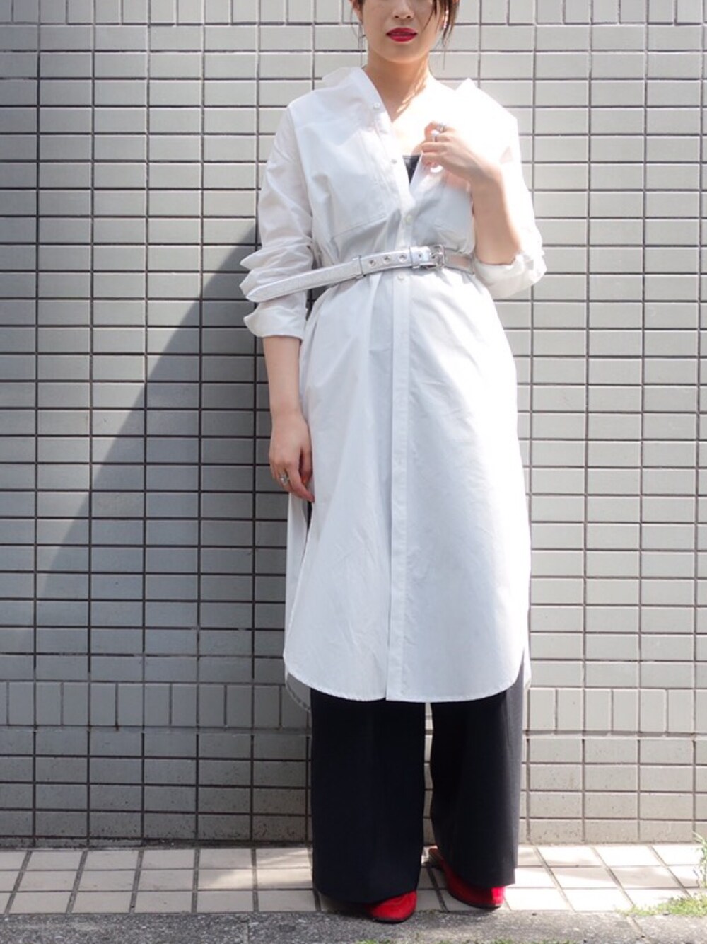 「カジュアルコーデ、シンプル、オトナ女子、パンツスタイル、秋コーデ、大人コーデ、秋のコーデ、モノトーン、オトナカジュアル、モード」｜「soeのSILVER LEATHER BELT "STANDARD FIT" / シルバーレザーベルト（ベルト、シルバー系）」を使った、momocoさん（レディース・163cm）の夏コーディネートの1枚目の写真