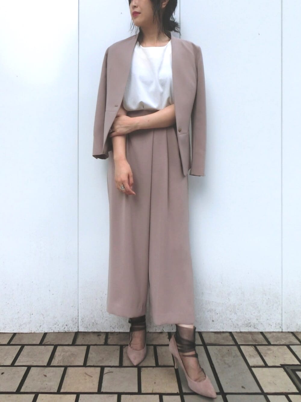 ホワイト系のシャツ/ブラウス、グレー系のパンプス、ベージュ系のテーラードジャケットを着用したレディースの夏コーディネートの1枚目の写真