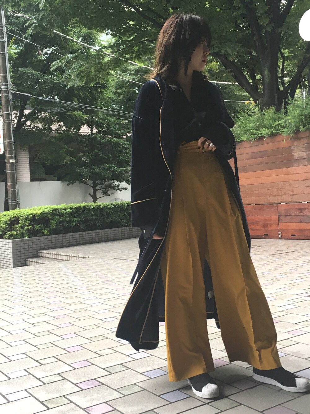 「カジュアルコーデ、秋のコーデ、ゆるコーデ、韓国ファッション、メンズライク、ガウン、モード」｜「STUDIOUSのSTUDIOUS HIGH シルクレーヨンベルベットロングガウン【先行予約】（その他アウター、ブルー系）」を使った、momocoさん（レディース・163cm）の夏コーディネートの1枚目の写真