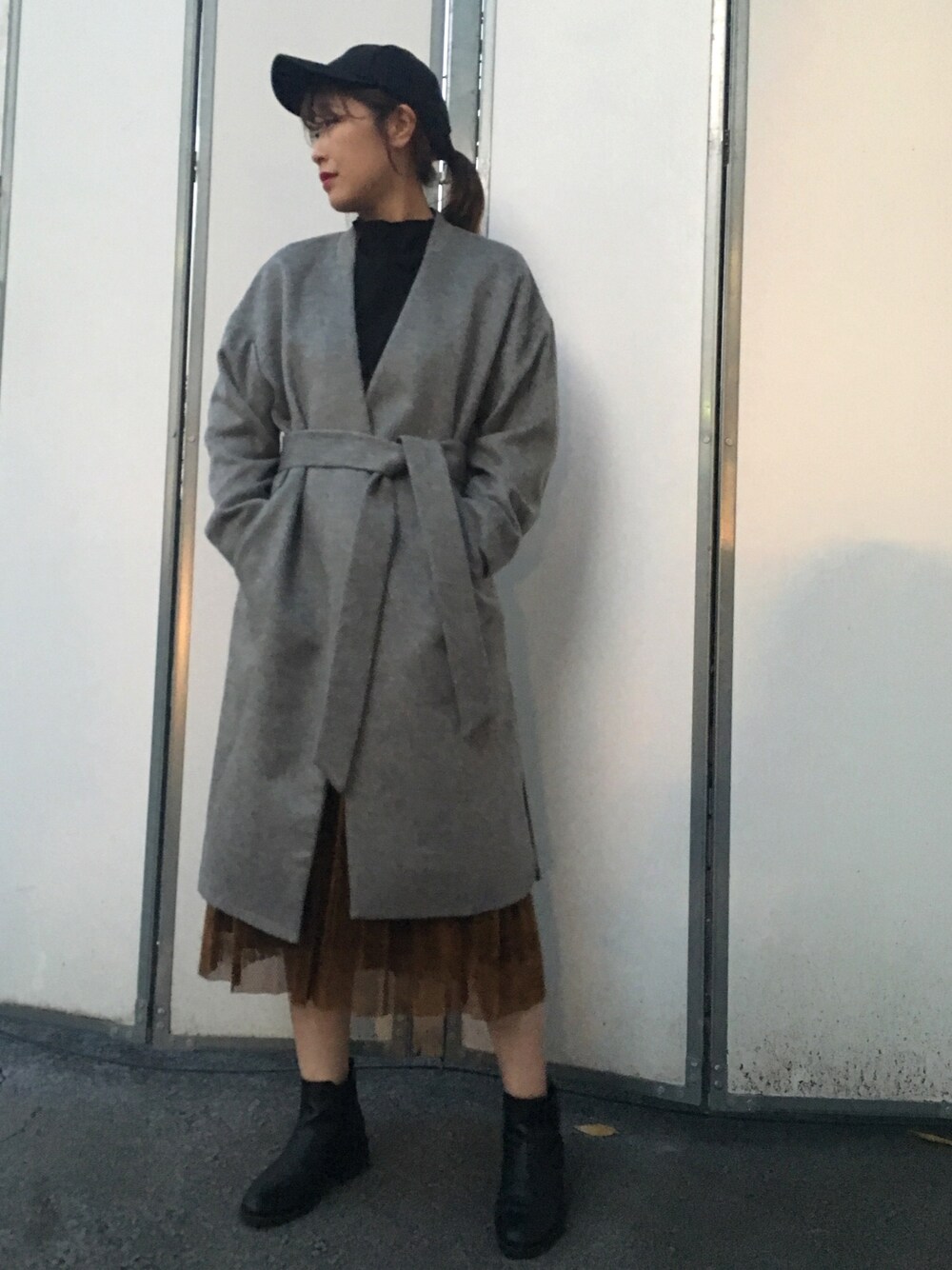 「カジュアルコーデ、秋のコーデ、ラクチンコーデ、大人カジュアル、ショートブーツ、オトナ女子、モード、ストリート、STUDIOUS」｜「STUDIOUSの【STUDIOUS】《WEB限定》 ベルテッドノーカラーガウンコート（その他アウター、グレー系）」を使った、momocoさん（レディース・163cm）の秋コーディネートの1枚目の写真